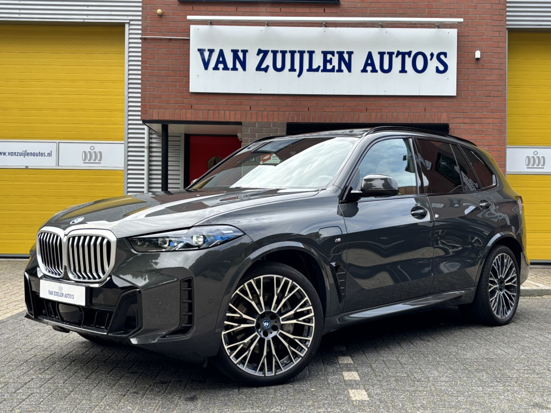 BMW X5 xDrive50e M-Sport Pano 4AS Trekhaak Head-Up 22'' HarmanKardon 46737279-0.jpg | Zuijlen Auto's